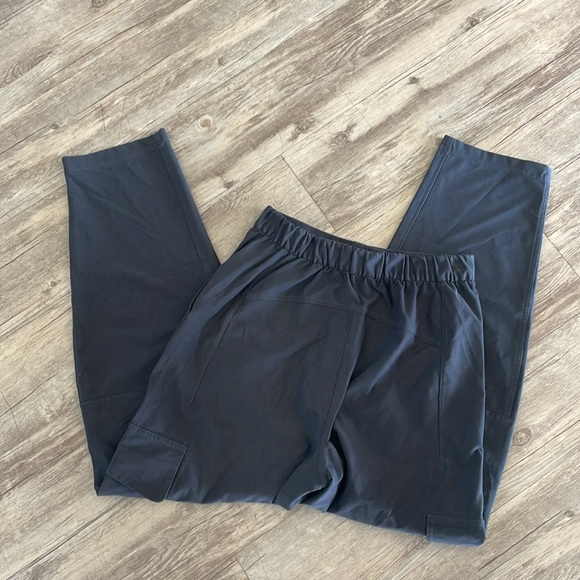 Lululemon Light Utilitech Cargo Pocket High-Rise Pant
Graphite Grey - Picture 9 of 10
